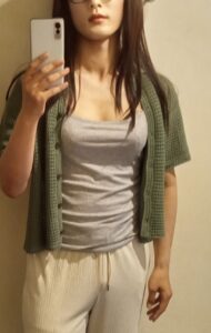 タンクトップにカーディガンを羽織って二の腕をカバーする女装コーデ
