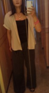 開襟シャツとワイドパンツで全体バランスを整えて二の腕を細く見せるコーデ
