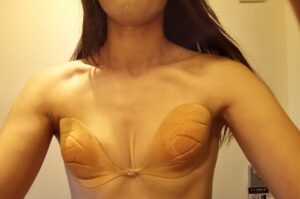 ヌーブラを内側に引き寄せて谷間を作る例