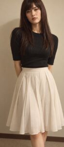黒いトップスと白い膝丈フレアスカートを着た女装コーデ