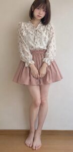 ウエストにギャザーが入ったピンクのフレアスカート