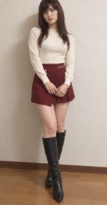 ボルドーのミニスカートとロングブーツを履いた女装コーデ