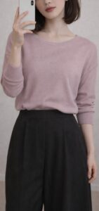 くすみピンクの服を一色だけ取り入れた女装スタイル。落ち着いた配色で春らしさを表現している。