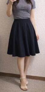 女装Aラインスカートのやわらかい素材例|下に落ちるマット生地のシルエット