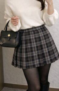 チェック柄ミニスカートと黒タイツの女装コーデ例
