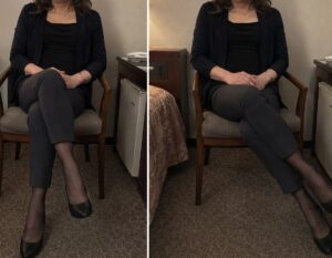 パンツ姿で脚を真正面に組んだ座り方と、斜めへ流して組んだ座り方を比較した女装男子の写真