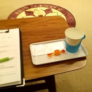 受付前のスペースでお茶と飴