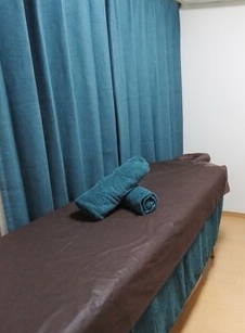 脱毛を受ける施術台
