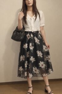 女装でウエストから裾へ広がるAラインスカートを着た例