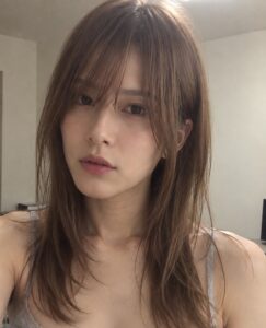 明るすぎないブラウンの女装ウィッグを着けた例